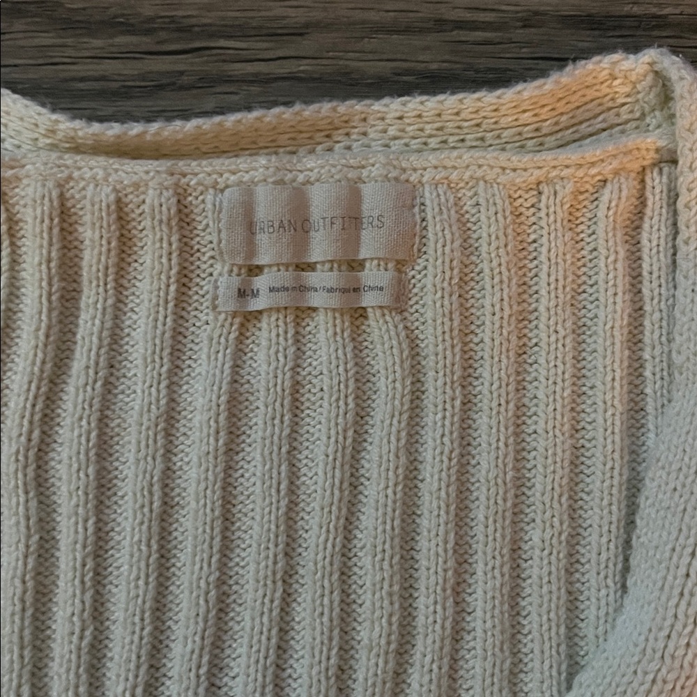 Urban Outfitters Cropped cardigan sweater‎ 4 button women’s cream size medium - Picture 4 of 8